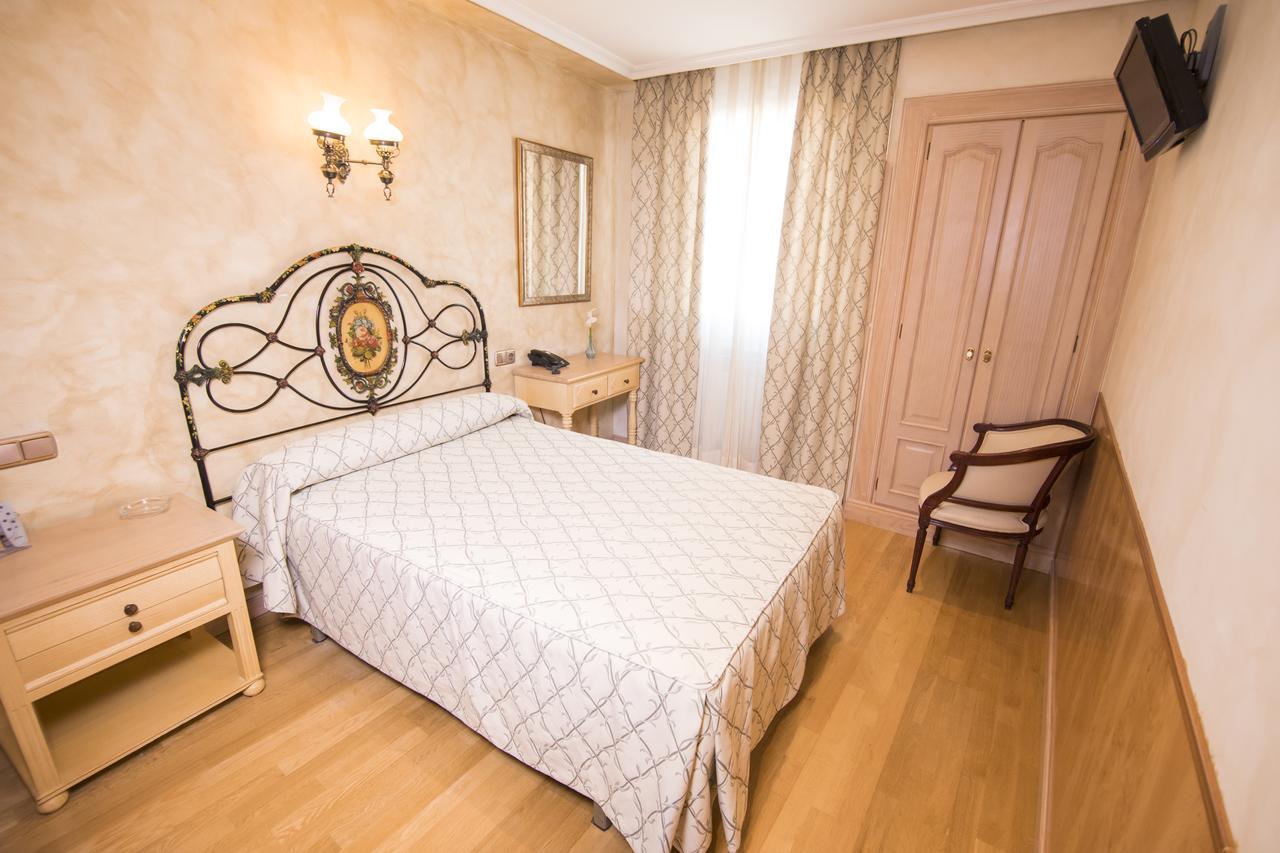 Hotel Julia 아란다데두에로 외부 사진